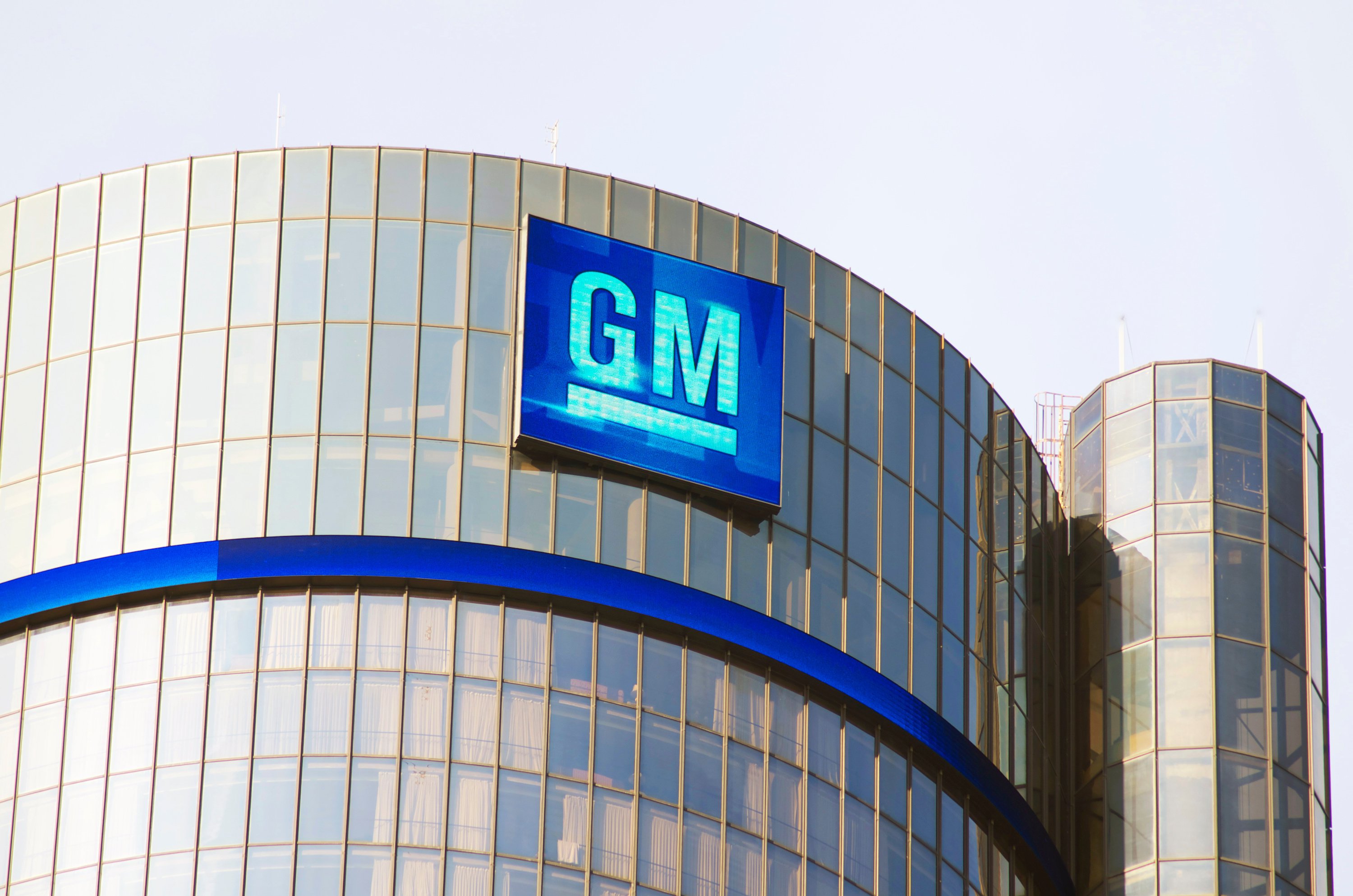 GM investing $500 million to build big new internal combustion-powered SUVs